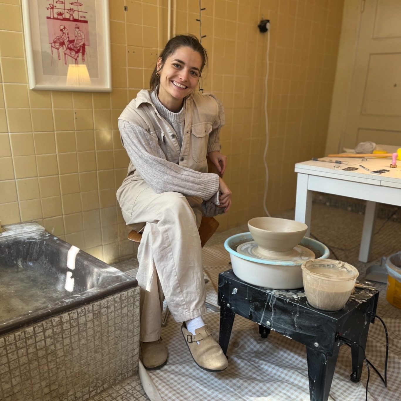 Das Gesicht hinter Trial & Error Ceramics Person an der Töpferscheibe